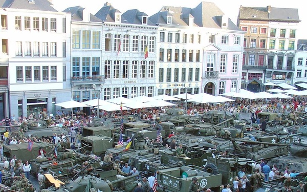 Tanks in Town in Mons