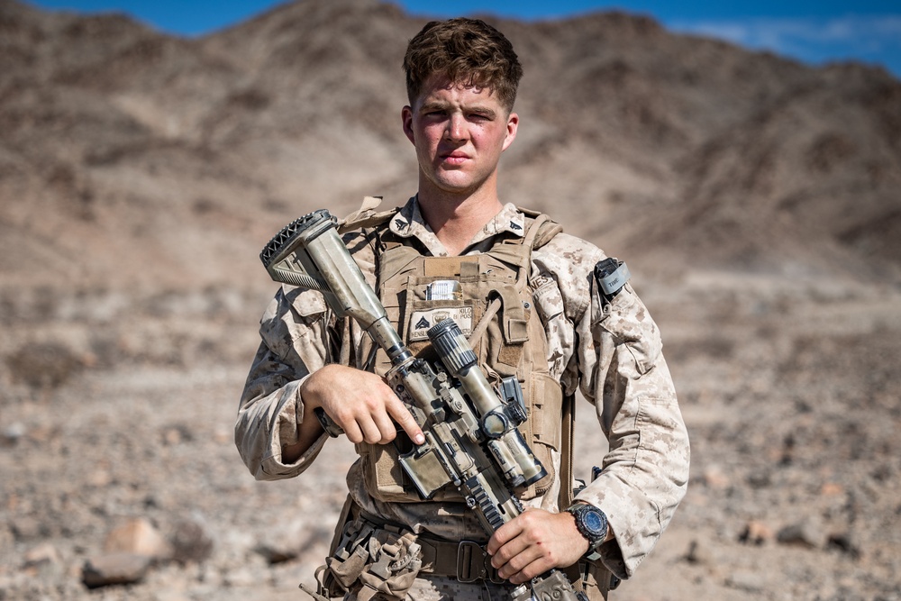 3/4 Marine receives achievement award while in the field