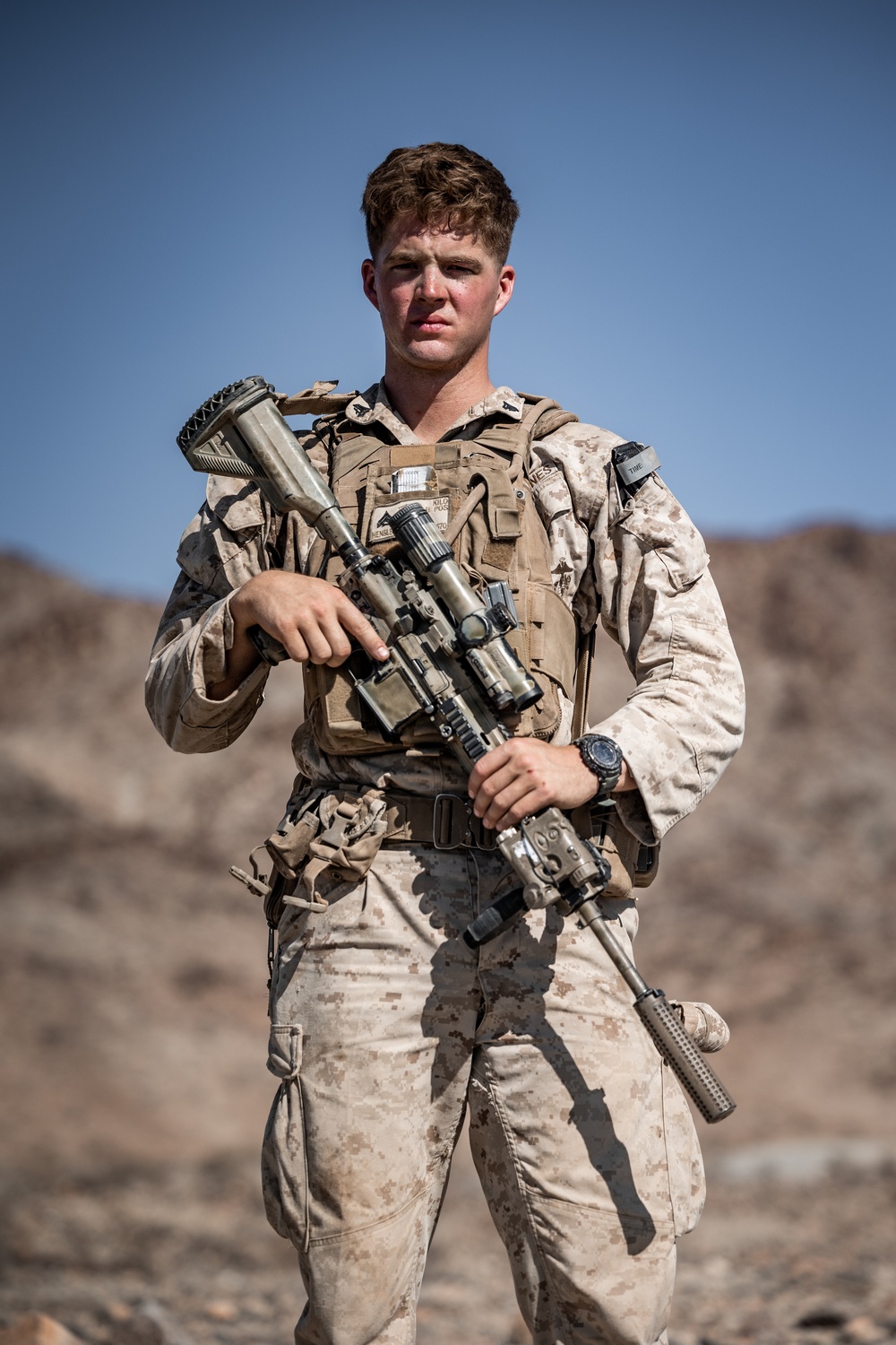 3/4 Marine receives achievement award while in the field