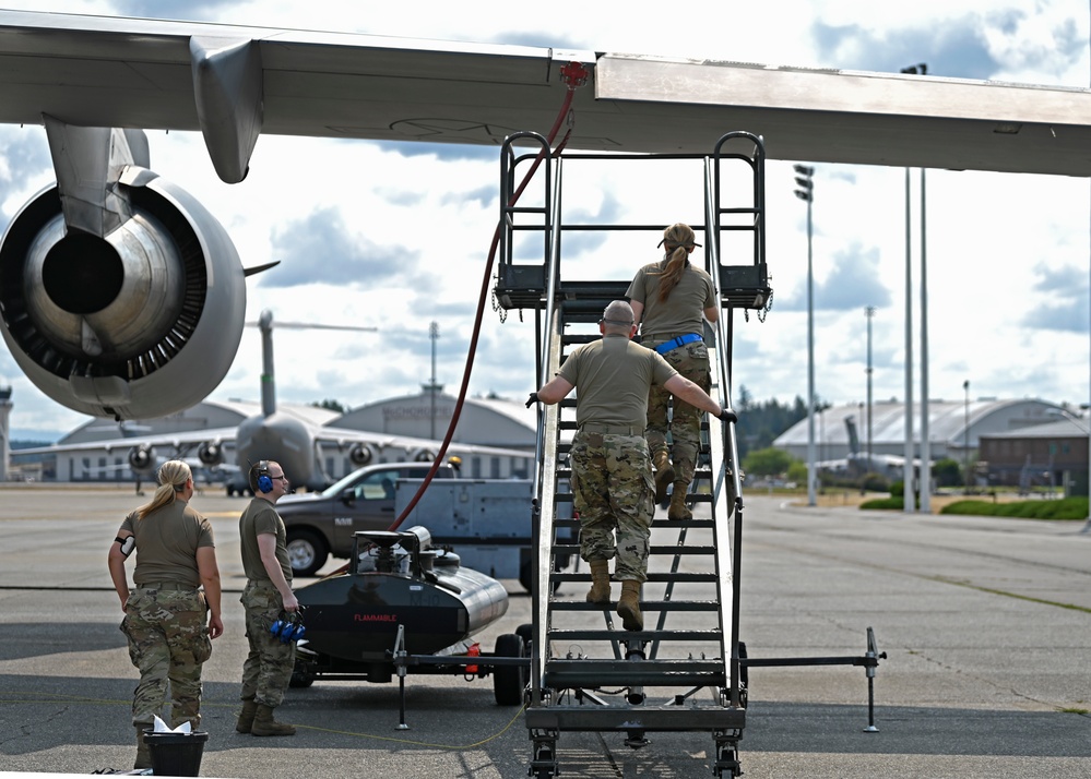 62d MXS, 446th MXS lighten C-17s fuel load