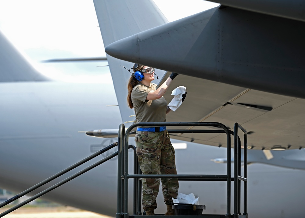 62d MXS, 446th MXS lighten C-17s fuel load