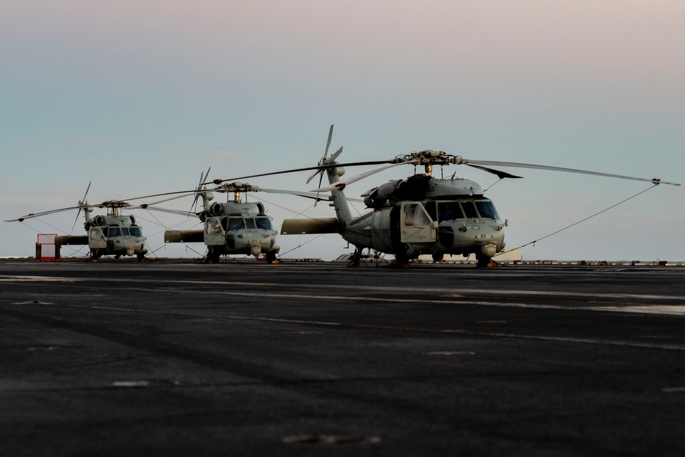 USS Carl Vinson (CVN 70) Sails in the Pacific Ocean