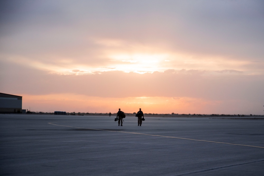 VMM-165 (Rein.) Conducts Night Flight Operations at RUT