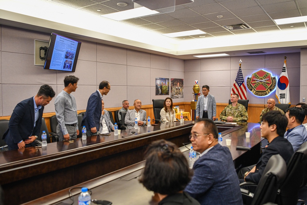 Humphreys Commander Meets with Good Neighbors