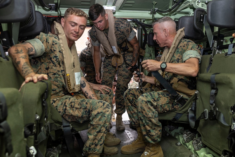 Gen. Smith Visits 3rd Assault Amphibian Battalion