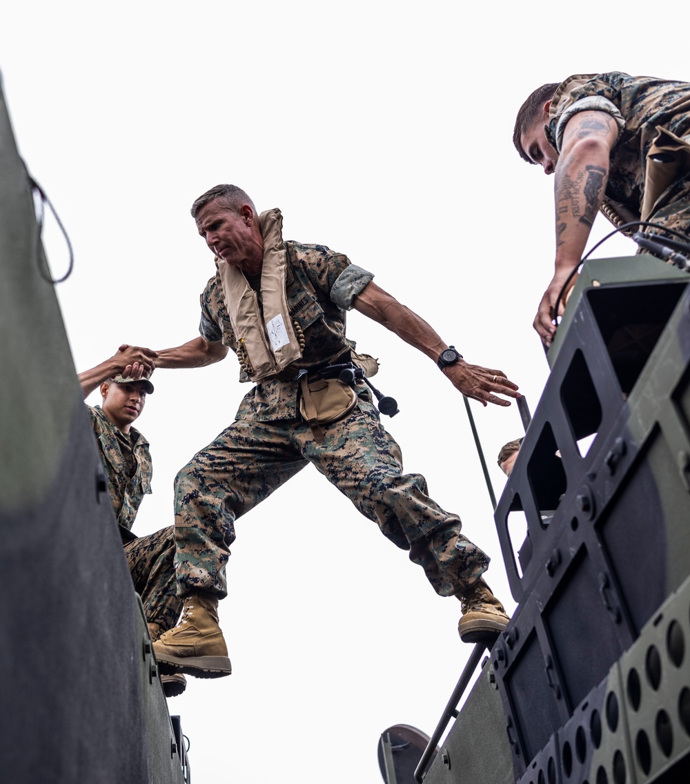 Gen. Smith Visits 3rd Assault Amphibian Battalion