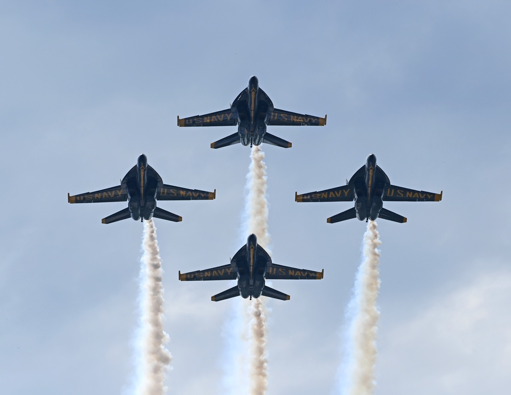 DVIDS Images Blue Angels Perform at Guardians of Freedom Air Show