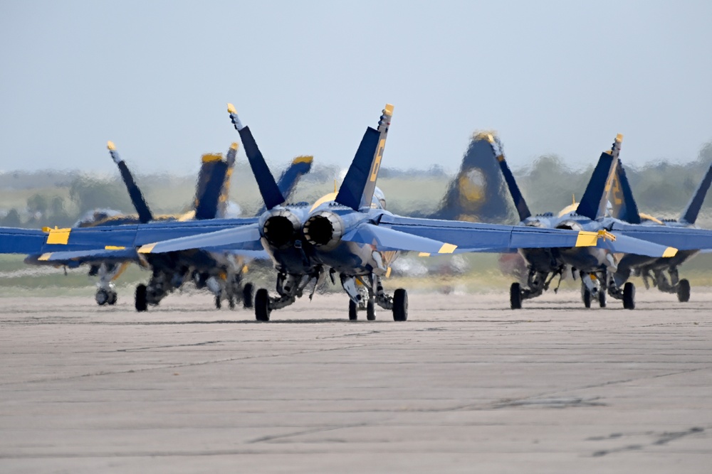 DVIDS Images Blue Angels Perform at Guardians of Freedom Air Show