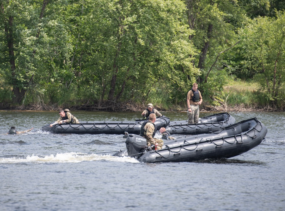 Illinois National Guard Helo-Casting at Fort McCoy