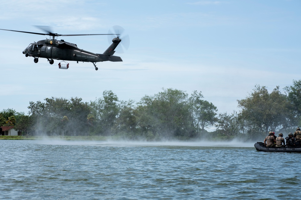 Joint U.S. and Colombian water rescue training