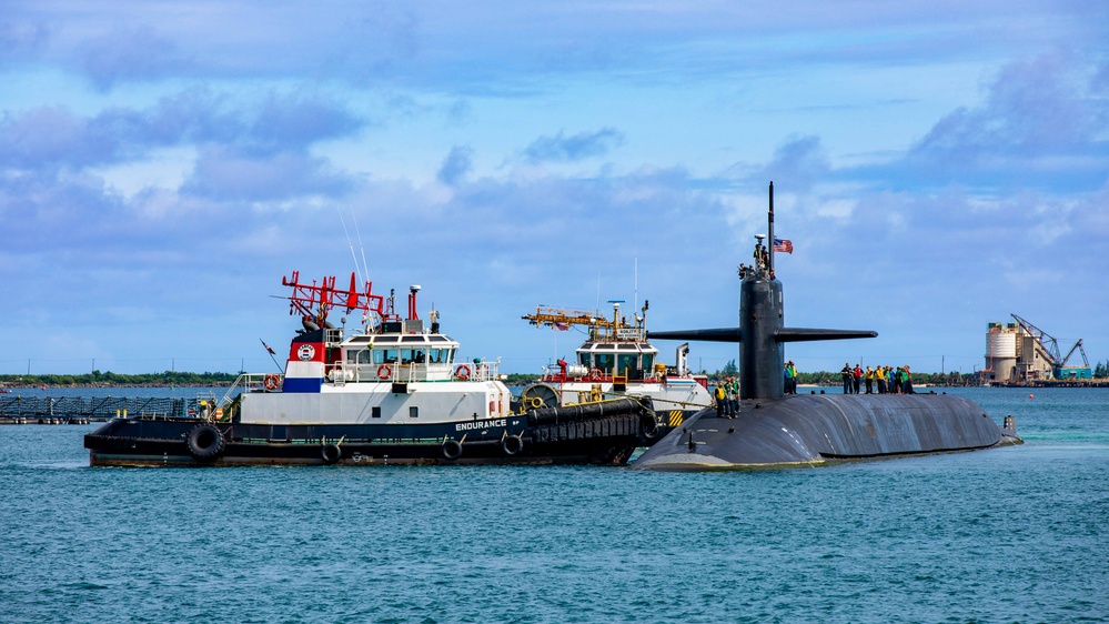 USS Kentucky (SSBN 737) arrives at Naval Base Guam, Aug. 28.