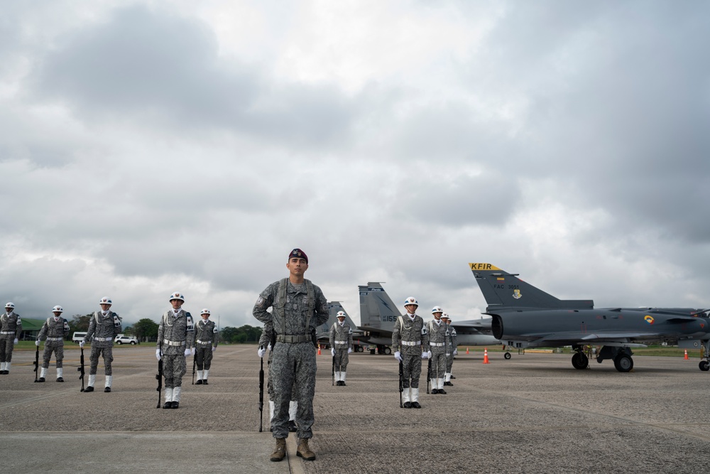 Minister of National Defence of Colombia visits ADLA/Relampago personnel