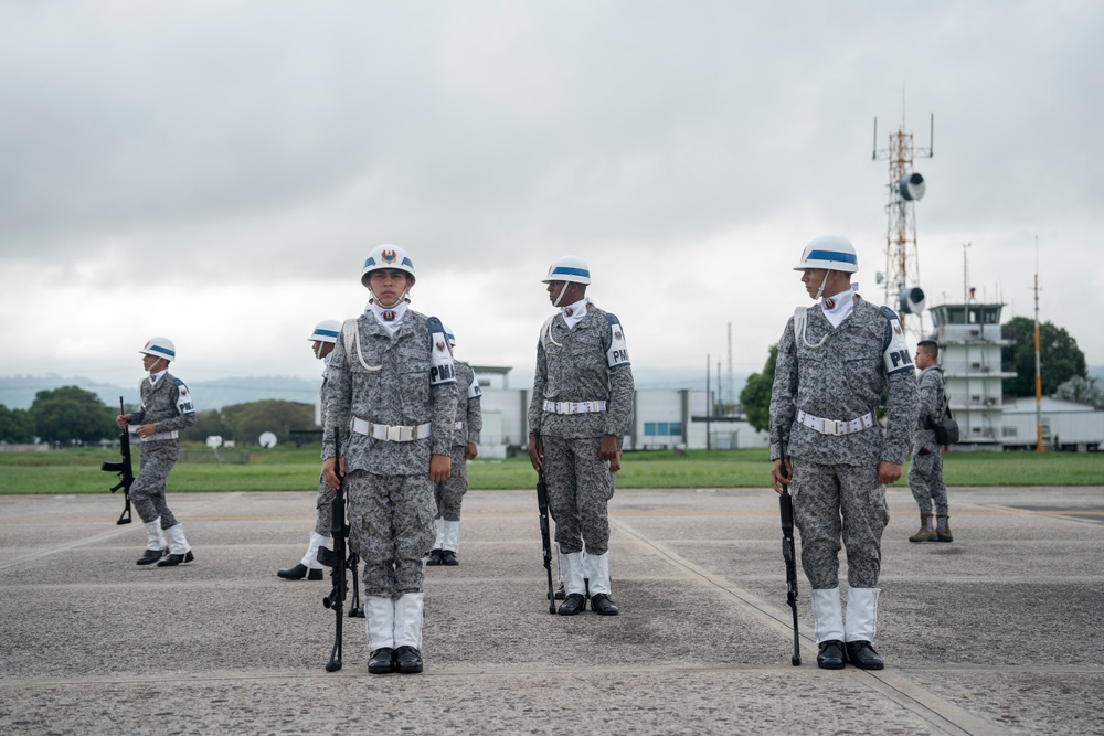 Minister of National Defence of Colombia visits ADLA/Relampago personnel