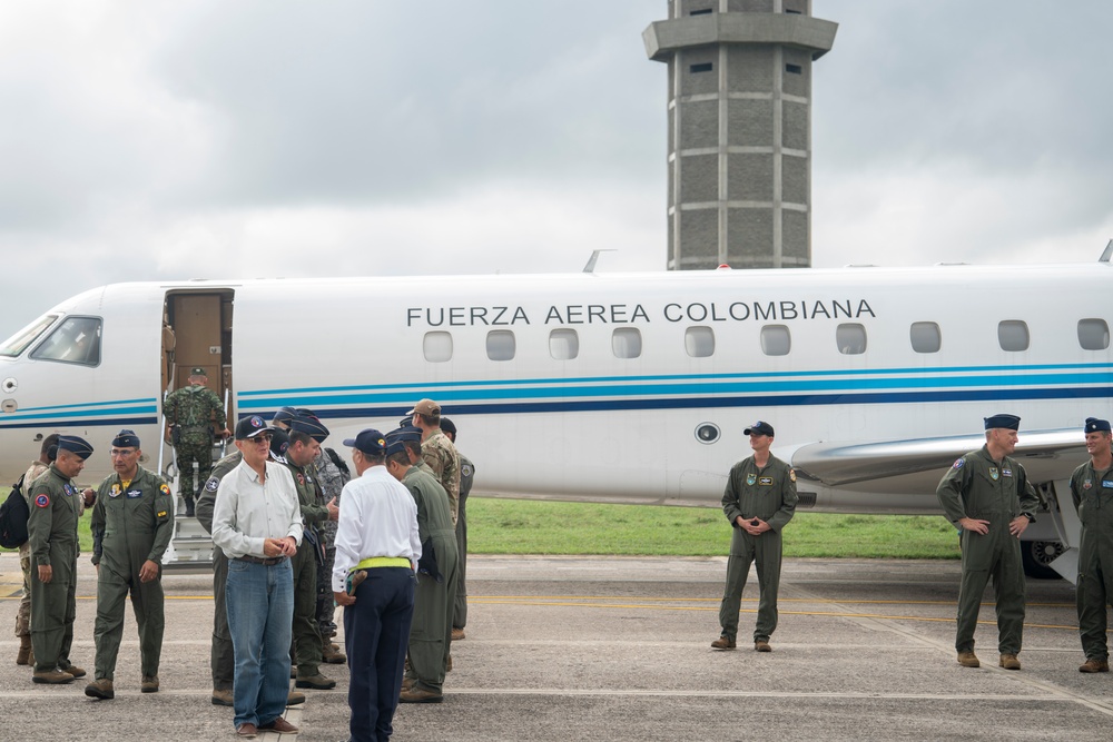 Minister of National Defence of Colombia visits ADLA/Relampago personnel