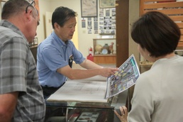 Grandson of the Japanese Imperial Army Commanding General Visits Kinser Historical Display / 日本帝国陸軍第32軍牛島司令官の孫がキンザー沖縄戦歴史資料館を訪問