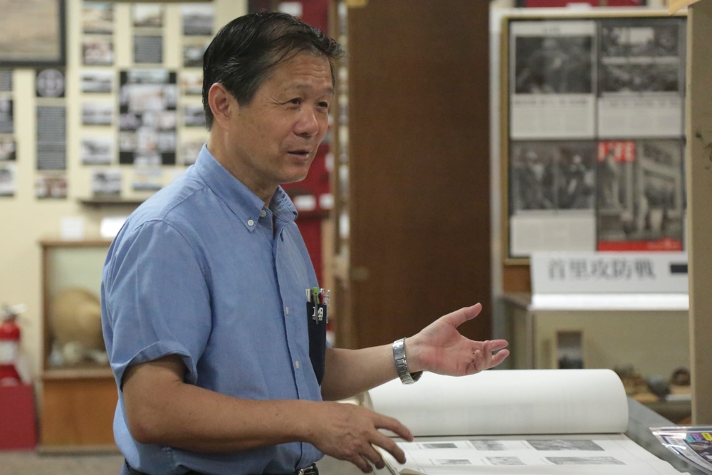 Grandson of the Japanese Imperial Army Commanding General Visits Kinser Historical Display / 日本帝国陸軍第32軍牛島司令官の孫がキンザー沖縄戦歴史資料館を訪問