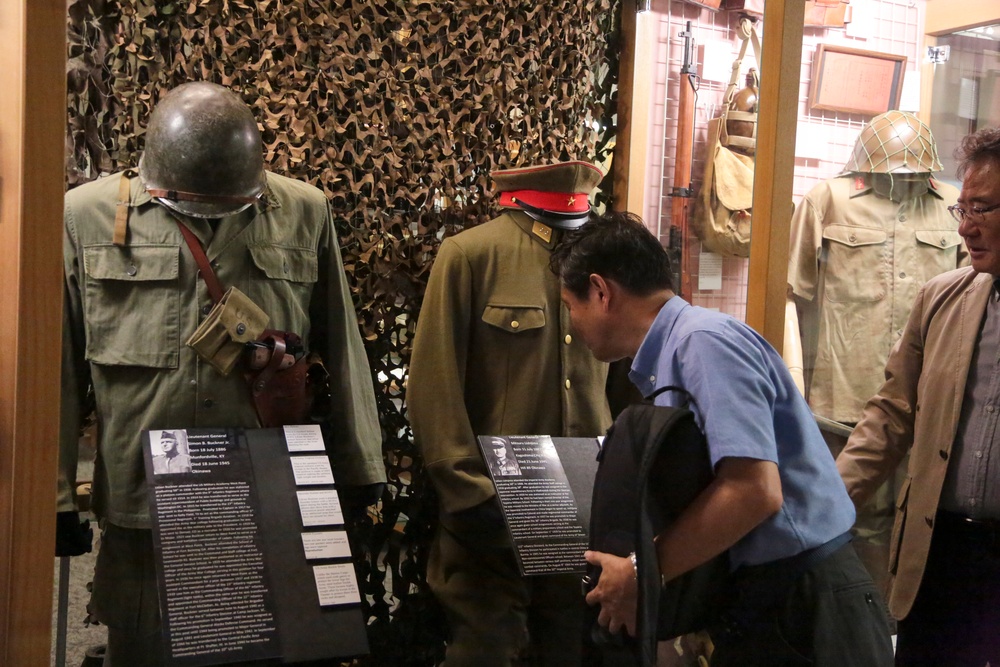 Grandson of the Japanese Imperial Army Commanding General Visits Kinser Historical Display / 日本帝国陸軍第32軍牛島司令官の孫がキンザー沖縄戦歴史資料館を訪問