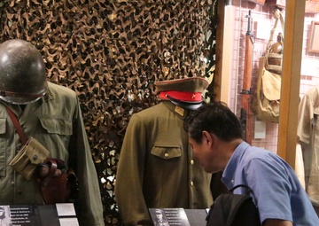 Grandson of the Japanese Imperial Army Commanding General Visits Kinser Historical Display / 日本帝国陸軍第32軍牛島司令官の孫がキンザー沖縄戦歴史資料館を訪問
