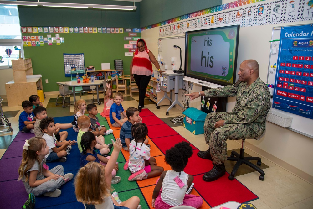 Commander, Fleet Activities Sasebo Reads to Sasebo Elementary School Students