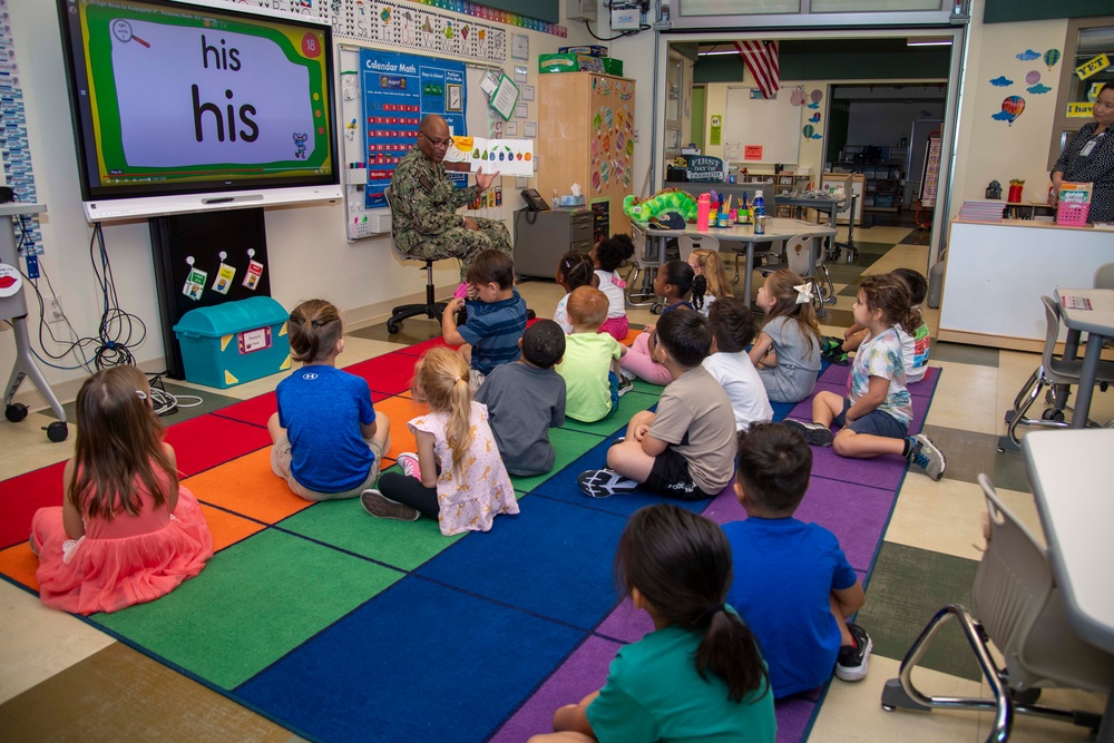 Commander, Fleet Activities Sasebo Reads to Sasebo Elementary School Students