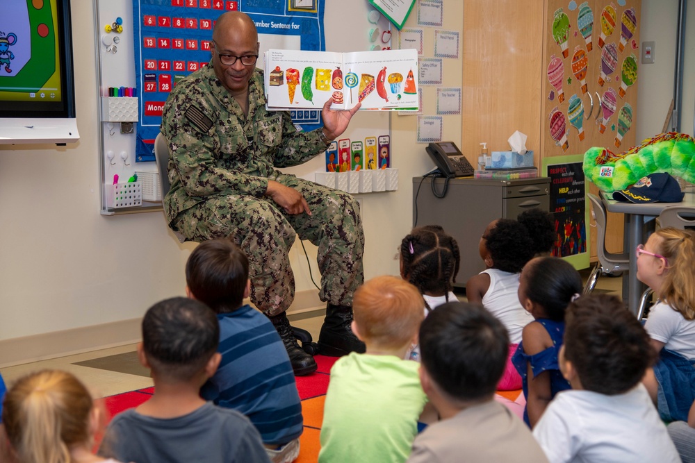 Commander, Fleet Activities Sasebo Reads to Sasebo Elementary School Students