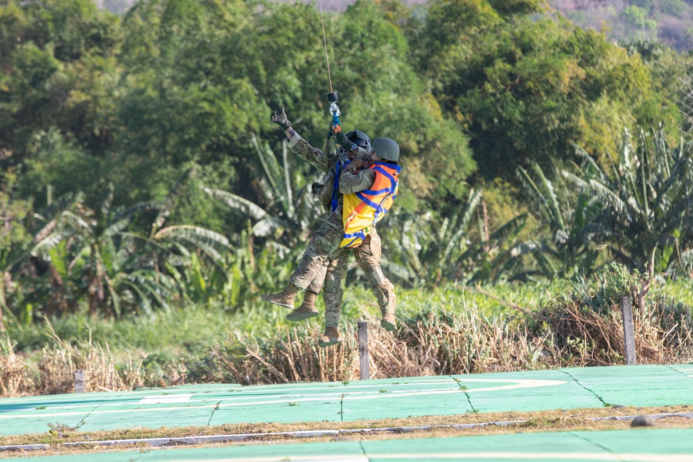 16th CAB Soldiers Conduct MEDEVAC Training