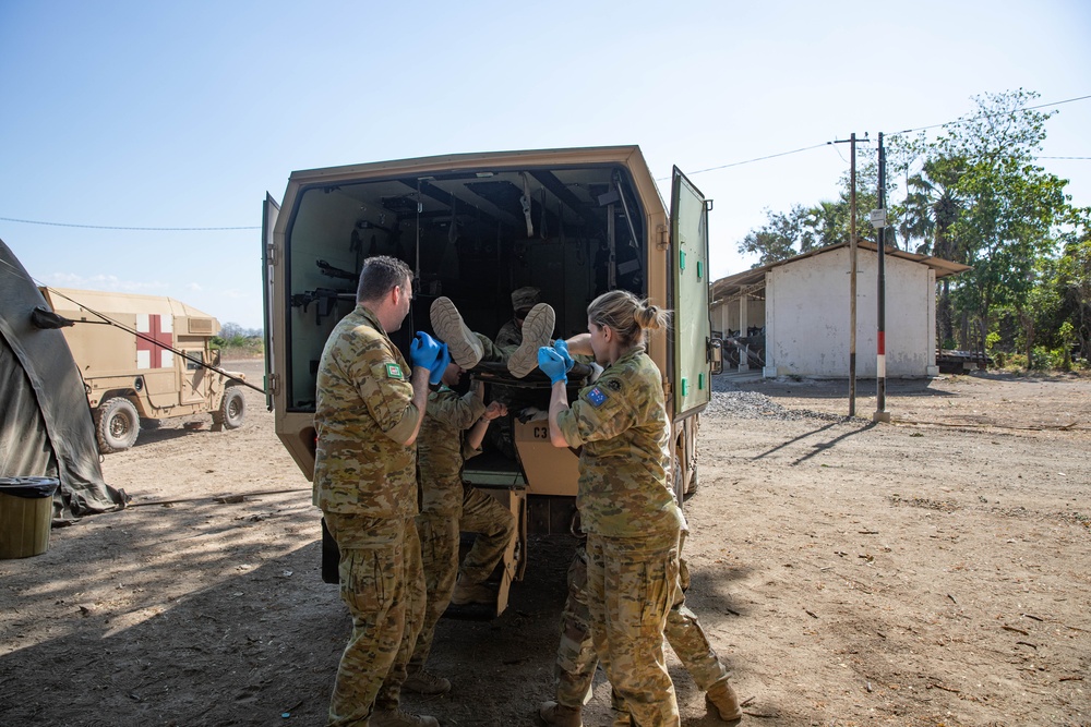 25ID and ADF Soldiers Medical evacuation training