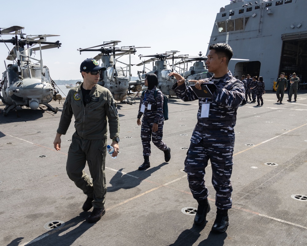 Super Garuda Shield 2023, USS Green Bay and RSS Endeavour Deck Landing Qualification Survey