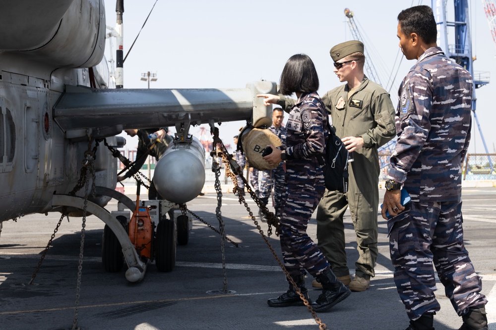 Super Garuda Shield 2023, USS Green Bay and RSS Endeavour Deck Landing Qualification Survey