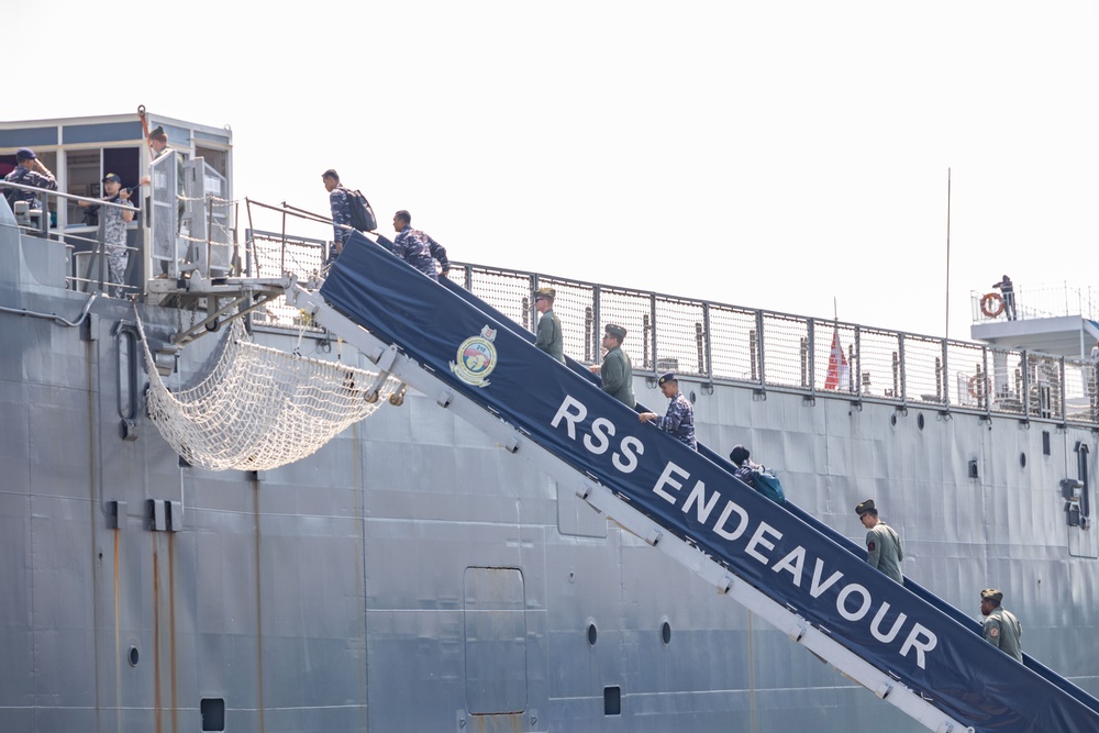 Super Garuda Shield 2023, USS Green Bay and RSS Endeavour Deck Landing Qualification Survey