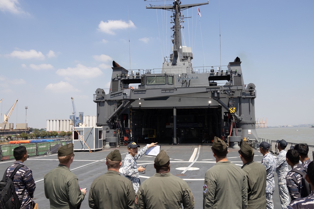 Super Garuda Shield 2023, USS Green Bay and RSS Endeavour Deck Landing Qualification Survey