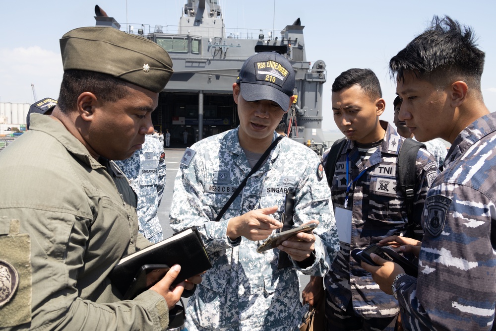 Super Garuda Shield 2023, USS Green Bay and RSS Endeavour Deck Landing Qualification Survey