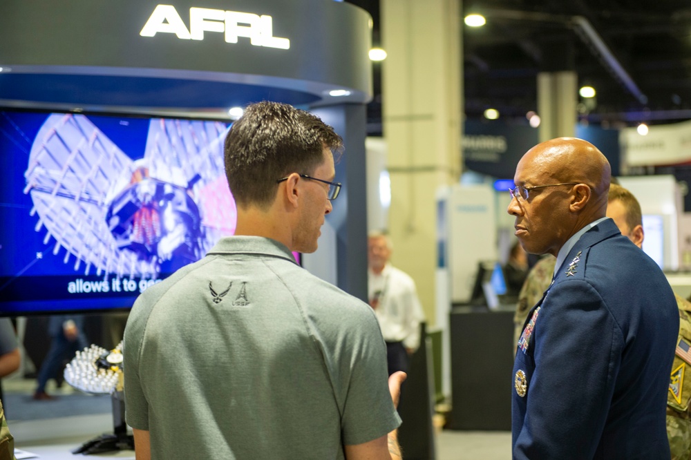 CSAF speaks with AFRL exhibitors at AFA ASC 2023