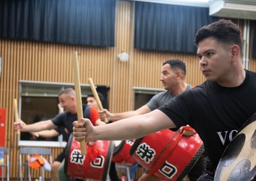 US SERVICE MEMBERS SHOWCASE OKINAWAN EISA DRUM DANCE / 在沖海兵隊員、地域住民にエイサー披露