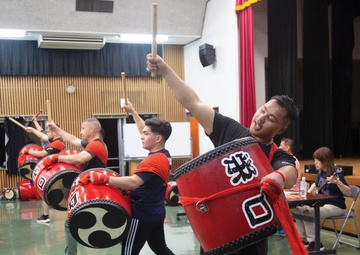 US SERVICE MEMBERS SHOWCASE OKINAWAN EISA DRUM DANCE / 在沖海兵隊員、地域住民にエイサー披露