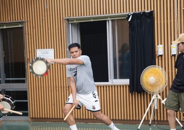 US SERVICE MEMBERS SHOWCASE OKINAWAN EISA DRUM DANCE / 在沖海兵隊員、地域住民にエイサー披露