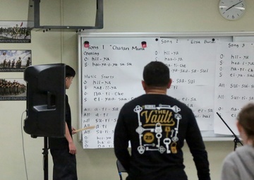 US SERVICE MEMBERS SHOWCASE OKINAWAN EISA DRUM DANCE / 在沖海兵隊員、地域住民にエイサー披露