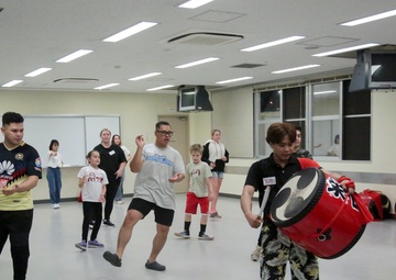 US SERVICE MEMBERS SHOWCASE OKINAWAN EISA DRUM DANCE / 在沖海兵隊員、地域住民にエイサー披露