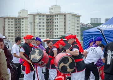US SERVICE MEMBERS SHOWCASE OKINAWAN EISA DRUM DANCE / 在沖海兵隊員、地域住民にエイサー披露
