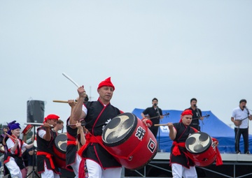 US SERVICE MEMBERS SHOWCASE OKINAWAN EISA DRUM DANCE / 在沖海兵隊員、地域住民にエイサー披露