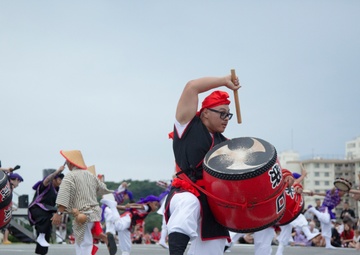 US SERVICE MEMBERS SHOWCASE OKINAWAN EISA DRUM DANCE / 在沖海兵隊員、地域住民にエイサー披露