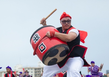 US SERVICE MEMBERS SHOWCASE OKINAWAN EISA DRUM DANCE / 在沖海兵隊員、地域住民にエイサー披露