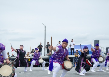 US SERVICE MEMBERS SHOWCASE OKINAWAN EISA DRUM DANCE / 在沖海兵隊員、地域住民にエイサー披露