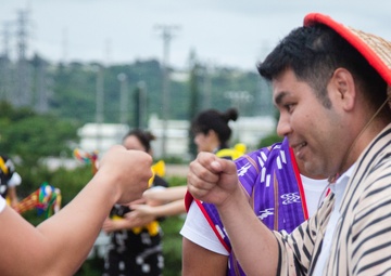 US SERVICE MEMBERS SHOWCASE OKINAWAN EISA DRUM DANCE / 在沖海兵隊員、地域住民にエイサー披露