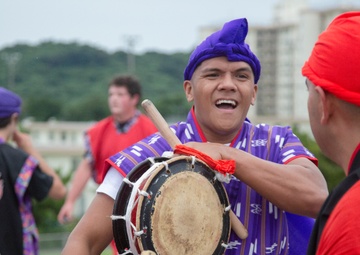 US SERVICE MEMBERS SHOWCASE OKINAWAN EISA DRUM DANCE / 在沖海兵隊員、地域住民にエイサー披露