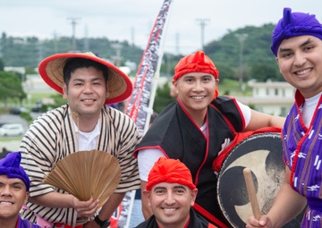 US SERVICE MEMBERS SHOWCASE OKINAWAN EISA DRUM DANCE / 在沖海兵隊員、地域住民にエイサー披露