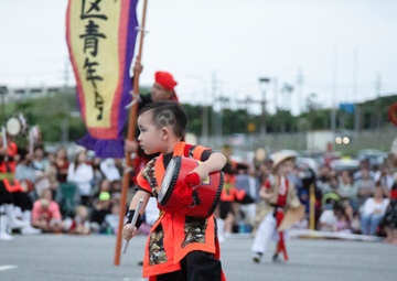US SERVICE MEMBERS SHOWCASE OKINAWAN EISA DRUM DANCE / 在沖海兵隊員、地域住民にエイサー披露