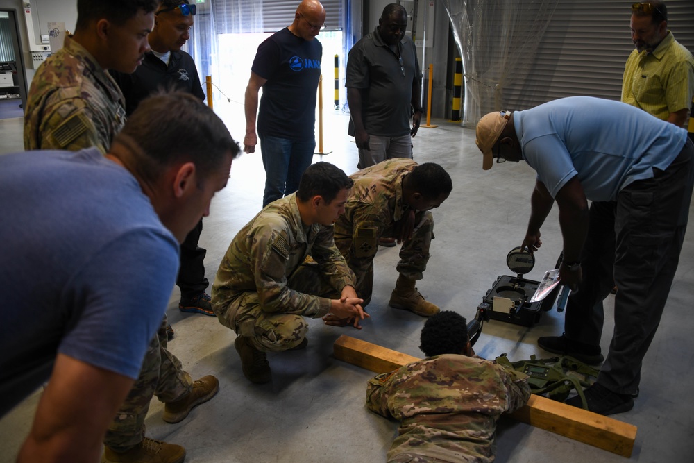 TSAE ETSD teaches Soldiers how to operate IWS