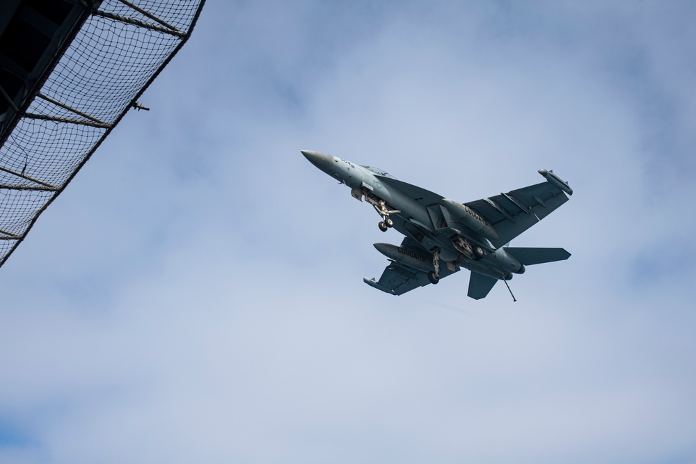 Fighter jet lands on USS Nimitz (CVN 68)