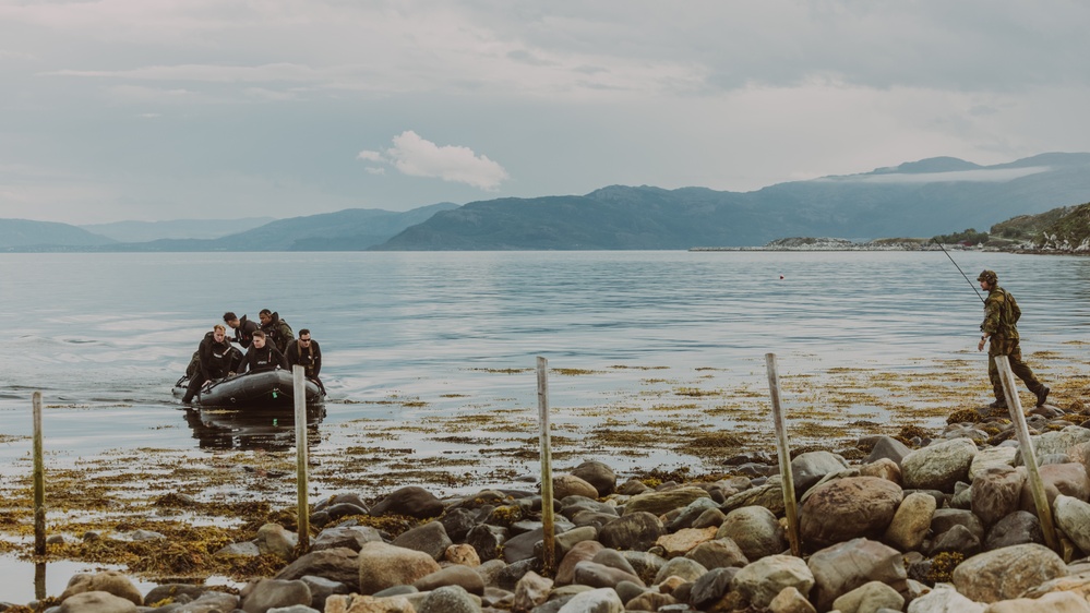 2d Recon Conducts Beach Insertion and Hydrographic Survey